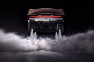 Směje se jí celý internet: Ty nejlepší vtipy na účet létající Tesly Roadster - Garáž.cz